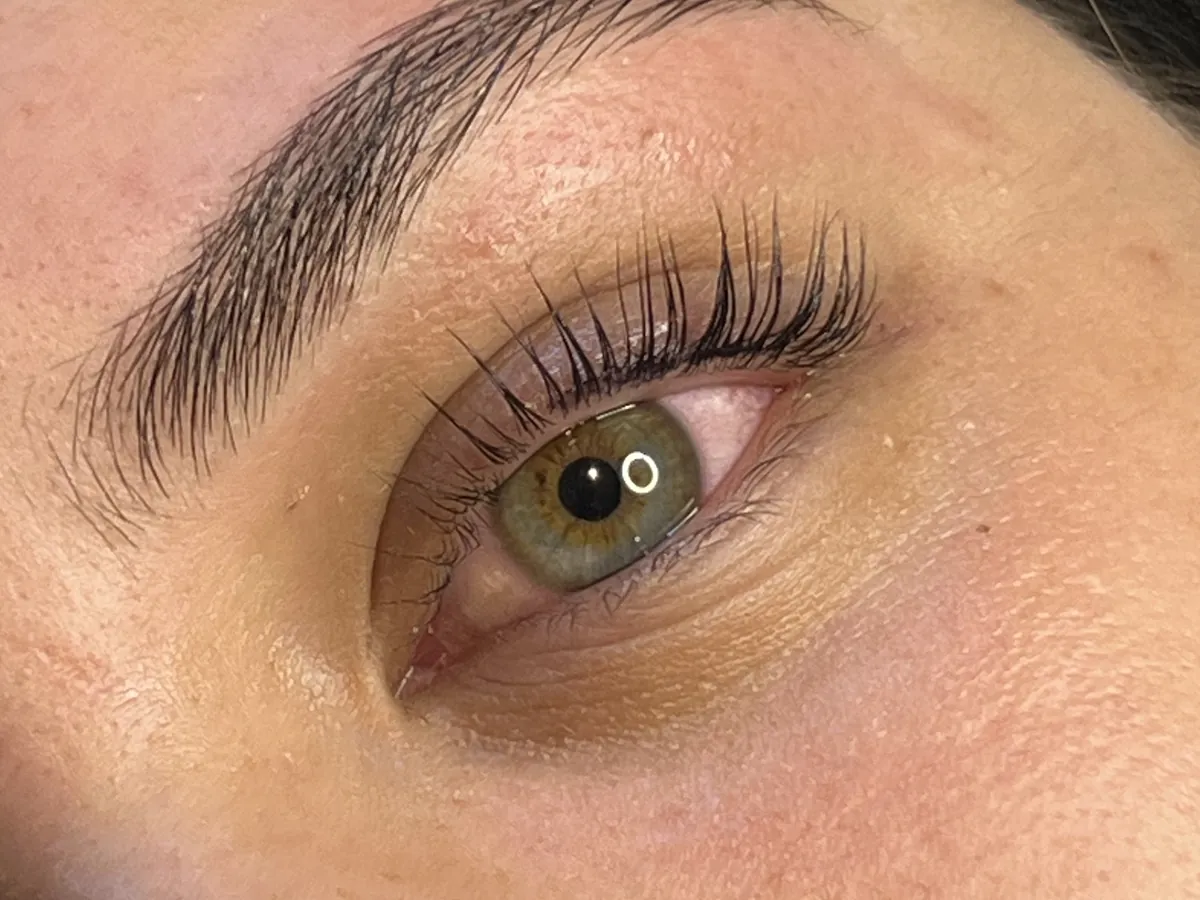 Lash lift and brow lamination, green eye, close-up